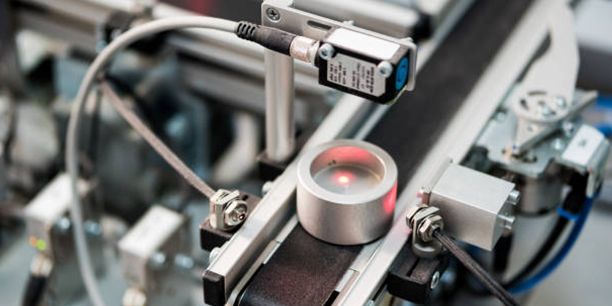 Industrial internet of things, innovative manufacturing and smart industry: human machine interface app on a digital tablet