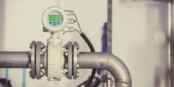 Industrial internet of things, innovative manufacturing and smart industry: human machine interface app on a digital tablet