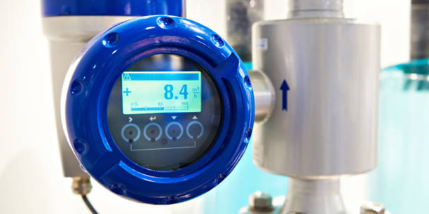 Industrial internet of things, innovative manufacturing and smart industry: human machine interface app on a digital tablet