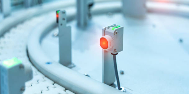 Industrial internet of things, innovative manufacturing and smart industry: human machine interface app on a digital tablet